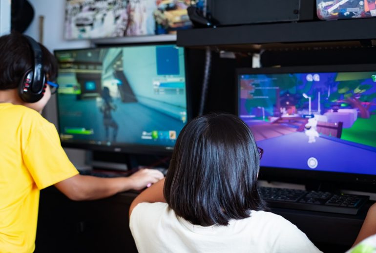 enfants-jouant-a-fortnite
